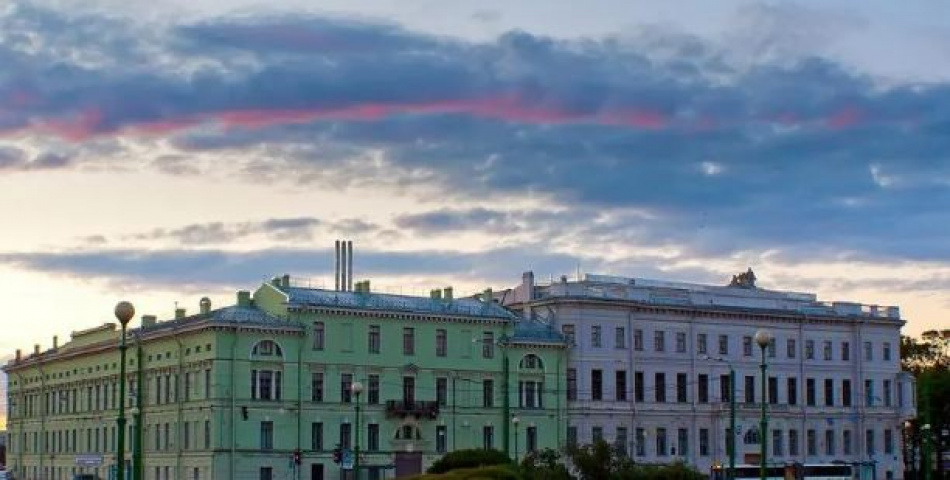 Петербургский университет наказали рублем за потрепанный фасад