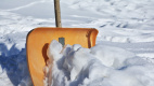 Смольный распорядился до воскресенья очистить петербургские дворы от снега