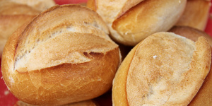Хлеб, сгущенка и чипсы: продукты из Санкт-Петербурга начали продавать в ОАЭ