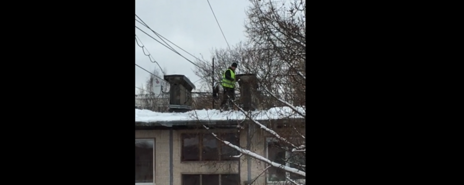 Ковбой с ломом на веревке: ЖКС в Калининском районе нашла инновационный способ борьбы с сосульками