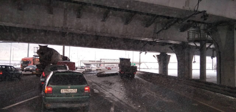 Водитель фуры потерял груз на Волхонском шоссе, образовалась километровая пробка