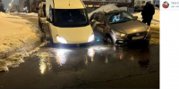 Прорыв трубы в Купчино закрыл движение по одной из улиц и подтопил две машины