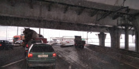 Водитель фуры потерял груз на Волхонском шоссе, образовалась километровая пробка