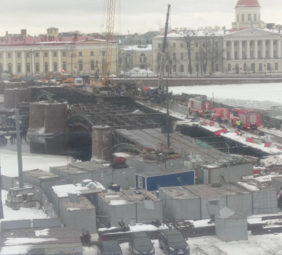 С Биржевого моста сорвался рабочий, его госпитализировали с черепно-мозговой травмой