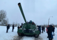 В парке «Стальной десант» танк раздавил легковую машину