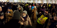 В центре Петербурга полиция задерживает участников антивоенного митинга