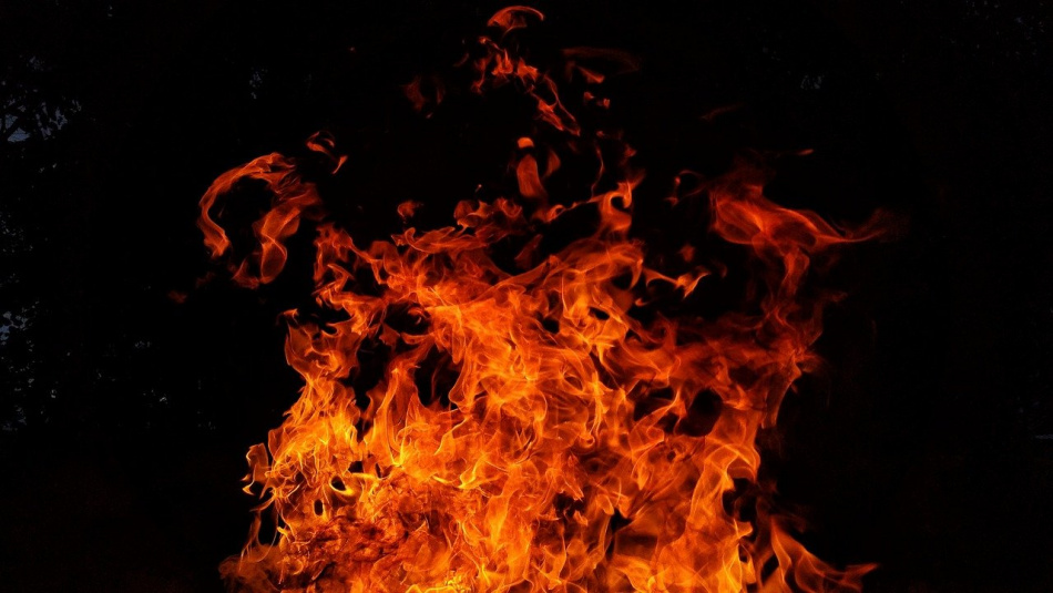 Во Фрунзенском районе загорелся ангар, ранг пожара повысили до номера 1БИС 