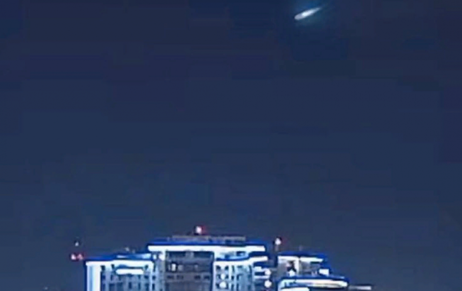 В небе над Петербургом заметили полыхающий метеорит