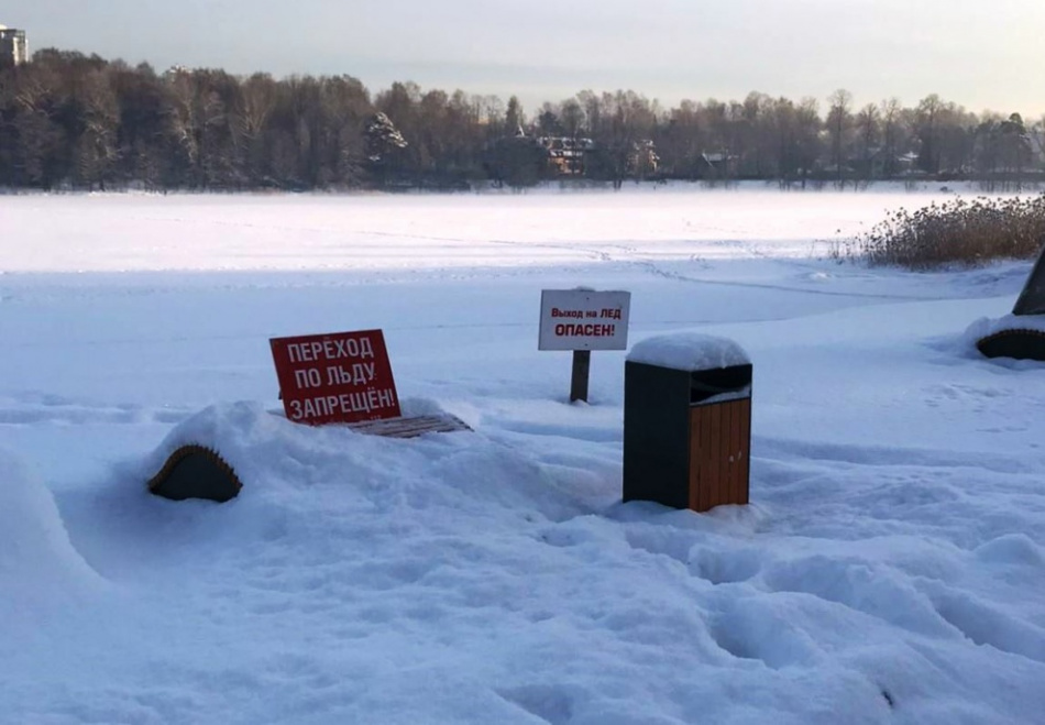 Мужчина вышел на лед Новоладожского канала и едва не утонул 