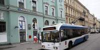 Вставший посреди Литейного моста троллейбус стал причиной затора в центре Петербурга 