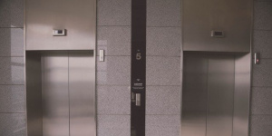 В лифте в Мурино застрял мужчина 