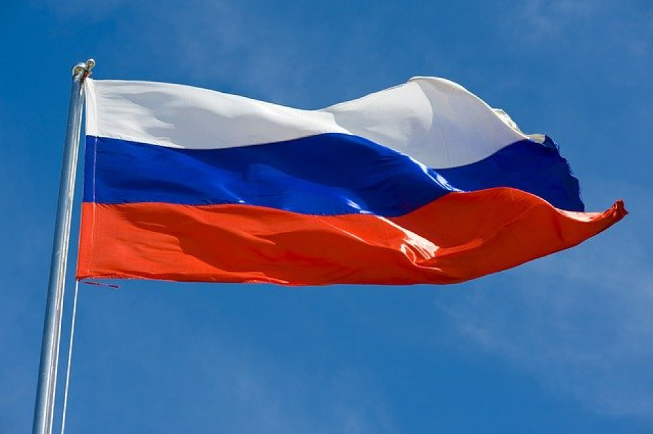 Госдума приняла закон, обязывающий вывешивать флаг РФ в общеобразовательных учреждениях