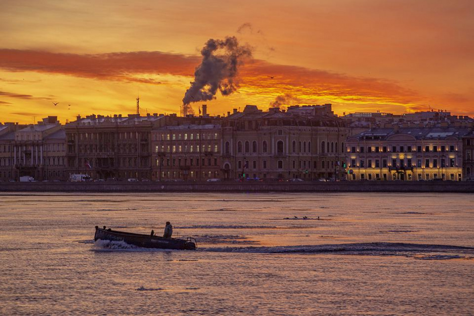 Жители Петербурга пожаловались на химический запах ночью