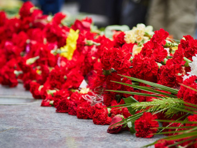 Фото Возложение цветов на Пискаревском мемориальном кладбище