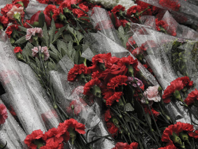 Фото Возложение цветов на Богословском кладбище