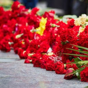 Возложение цветов на Смоленском мемориальном кладбище