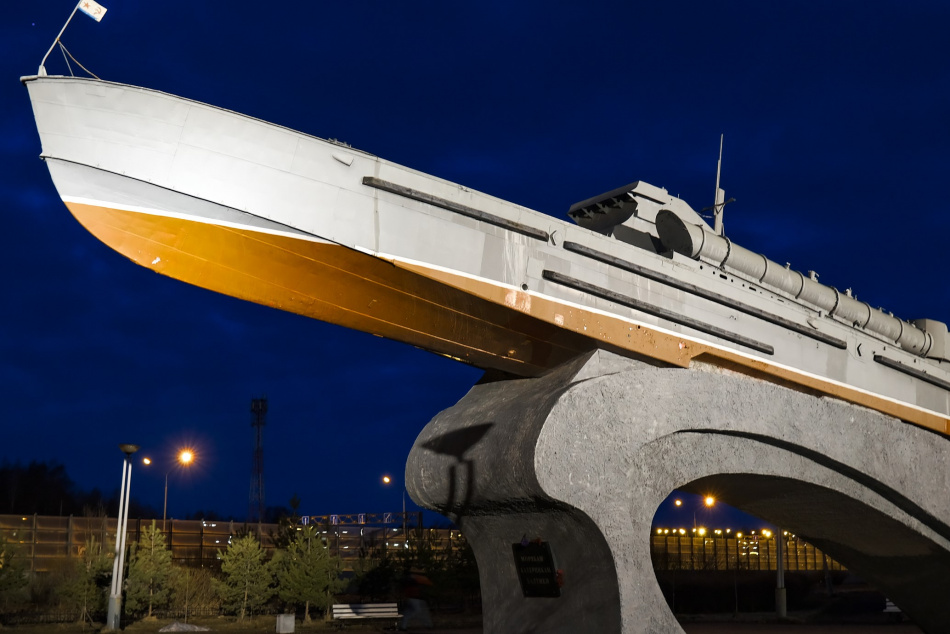 «Делает памятник более выразительным»: в Петербурге памятники героям ВОВ получили подсветку 