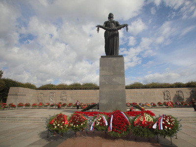 Фото Торжественно-траурная церемония на Пискаревском мемориальном кладбище ко Дню Победы 2022
