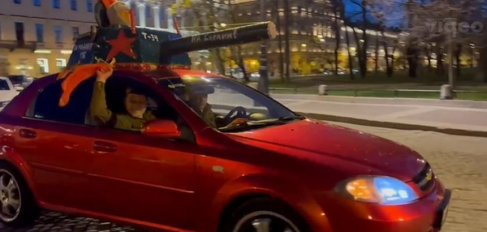 Житель Алтайского края удивил петербуржцев необычным видом своего автомобиля
