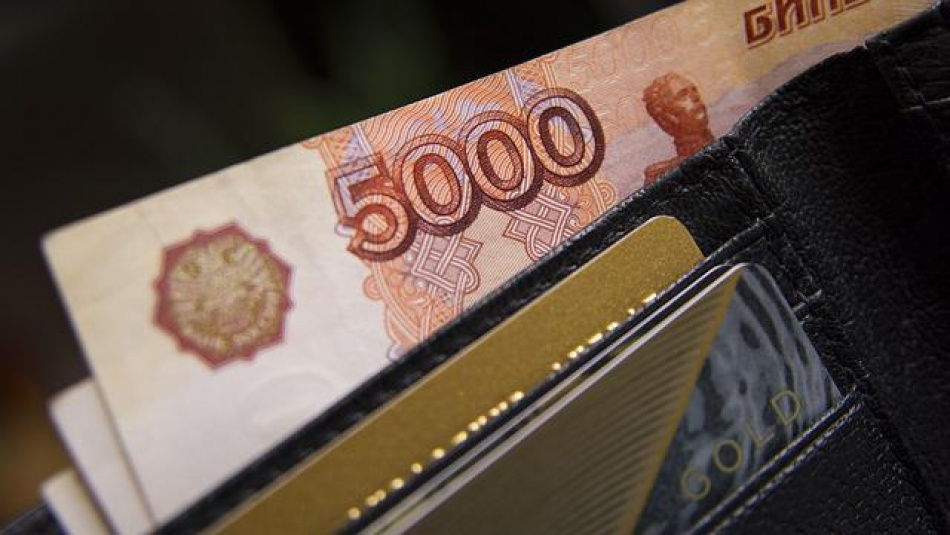В Петербурге сиделку подозревают в хищении почти миллиона рублей у пенсионера