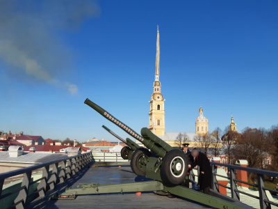 Фото Полуденный выстрел из пушки Петропавловской крепости ко Дню города 2023