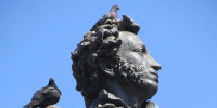 Памятникам Пушкину и Маяковскому устроили пенную помывку в Петербурге