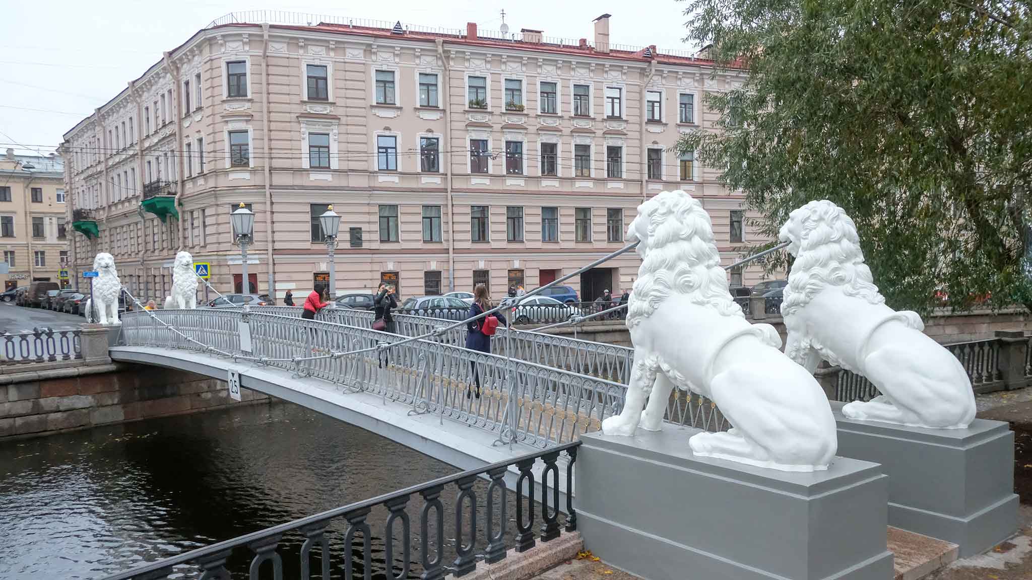 Со петербург. Львиный мостик на канале Грибоедова. Мостик со львами в Санкт-Петербурге канал Грибоедова. Набережная канала Грибоедова львиный мост. Львиному мостику на набережной канала Грибоедова.