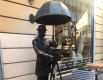 «Помыли и почистили»: памятнику петербургскому фотографу на Малой Садовой улице вернули зонтик