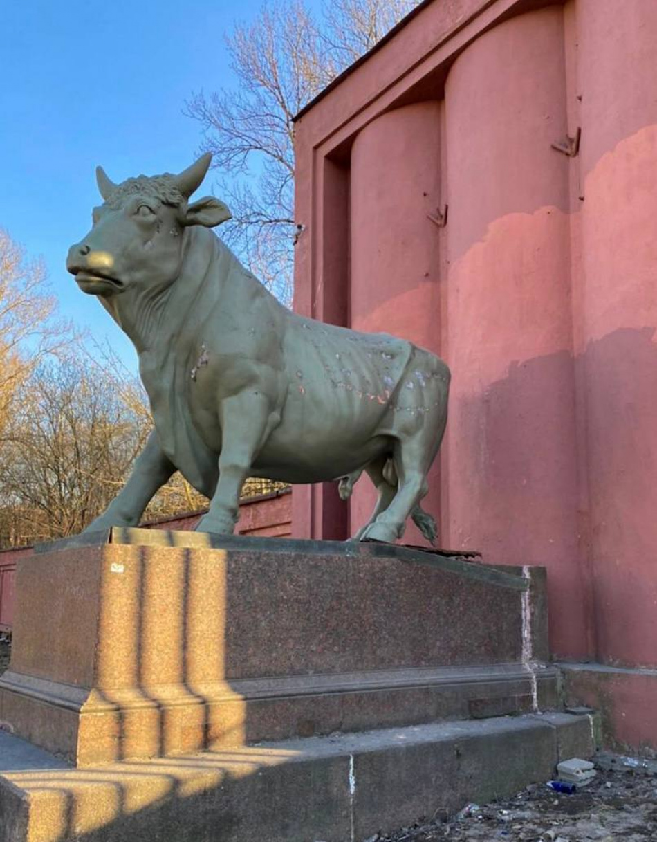 Повреждена штукатурка и фасад: Прокуратура требует сохранить скульптуры быков у бывшего завода «Самсон»