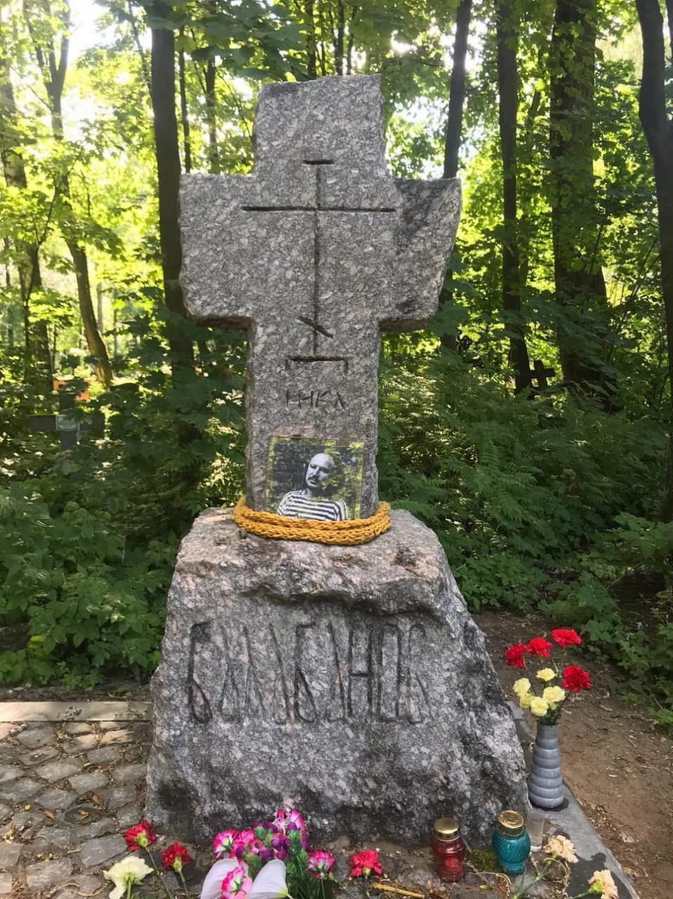 На Смоленском кладбище спустя много лет установили памятник на могиле режиссера Алексея Балабанова