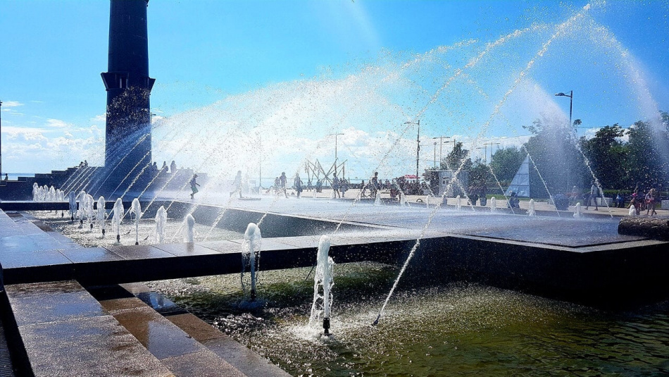 Десантники залезли в фонтан в парке «300-летия Санкт-Петербурга»
