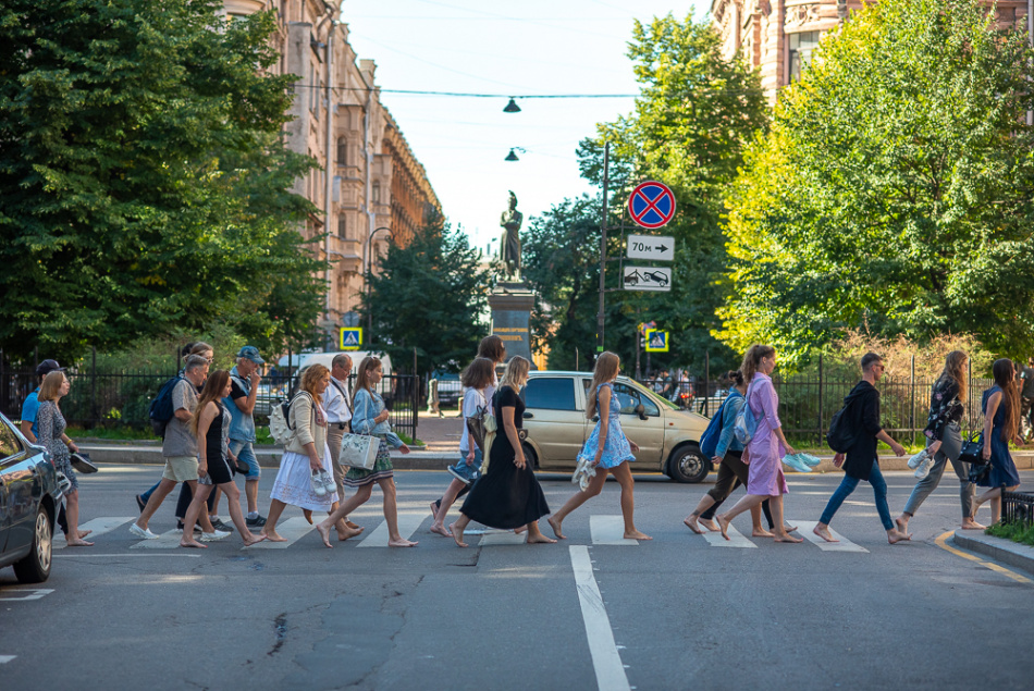 Пофигу пофигу шагаешь босиком по улице. Босиком по городу. Девушка по городу шагает босиком. Босиком в Питере. Босиком в городе.