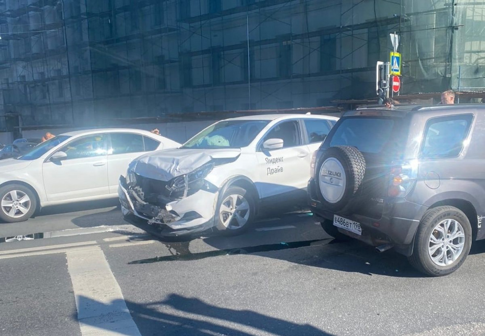 Четыре человека пострадали в ДТП со светофором в Петербурге