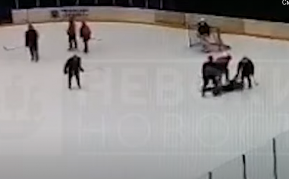 Опубликовано видео смертельного попадания шайбы в грудь 14-летнему хоккеисту