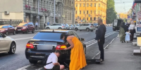 Мужчина на самокате попал под колеса Mercedes на Рыбацкой улице Мужчина на самокате попал под колеса Mercedes на Рыбацкой улице