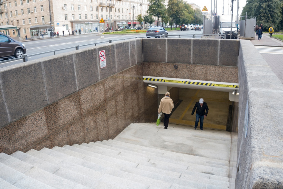 После длительного перехода люди очень. Подземный переход. Подземный переход метро. Подземный переход Санкт-Петербург. Пешеходный тоннель.