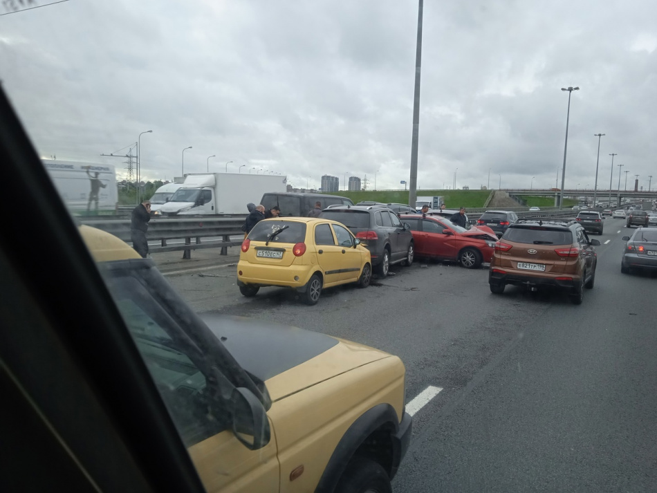 Перед Вантовым мостом столкнулись шесть автомобилей