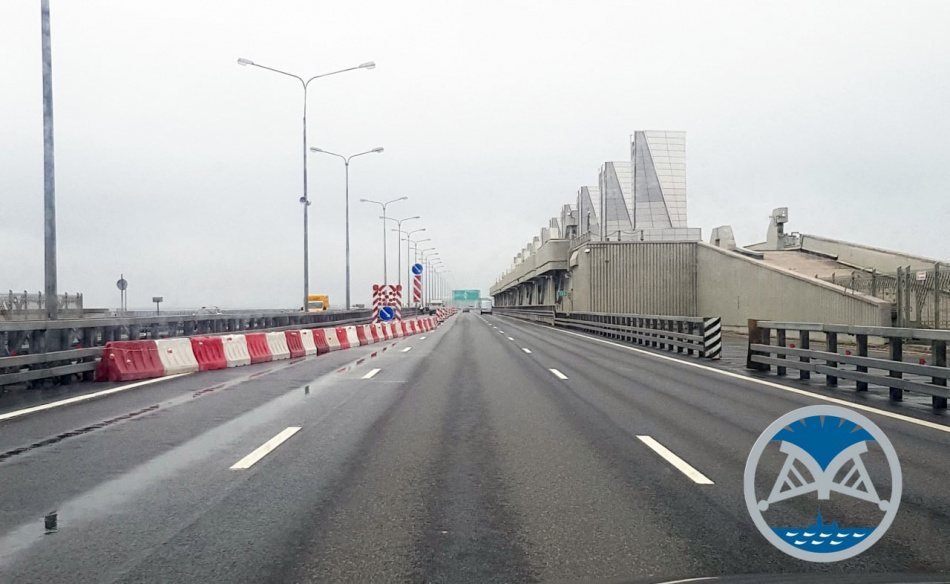 На петербургской дамбе закрыли для проезда ряд участков