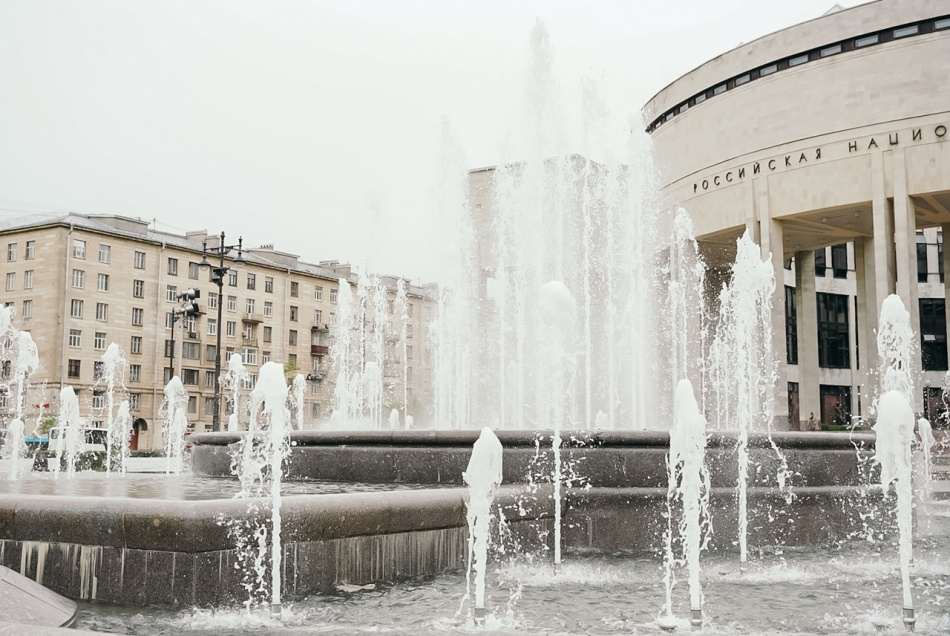 В Петербурге на помывку закрыли фонтан «Чаша знаний» на Московском проспекте
