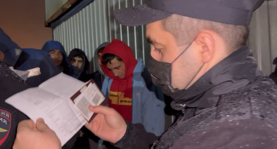 В Петербурге хотят заменить неквалифицированных мигрантов на рабочих со всей России