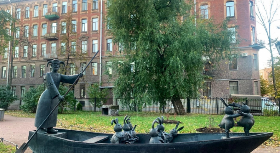 «Милая и ироничная»: в парк Петербурга приплыли Дед Мазай и зайцы