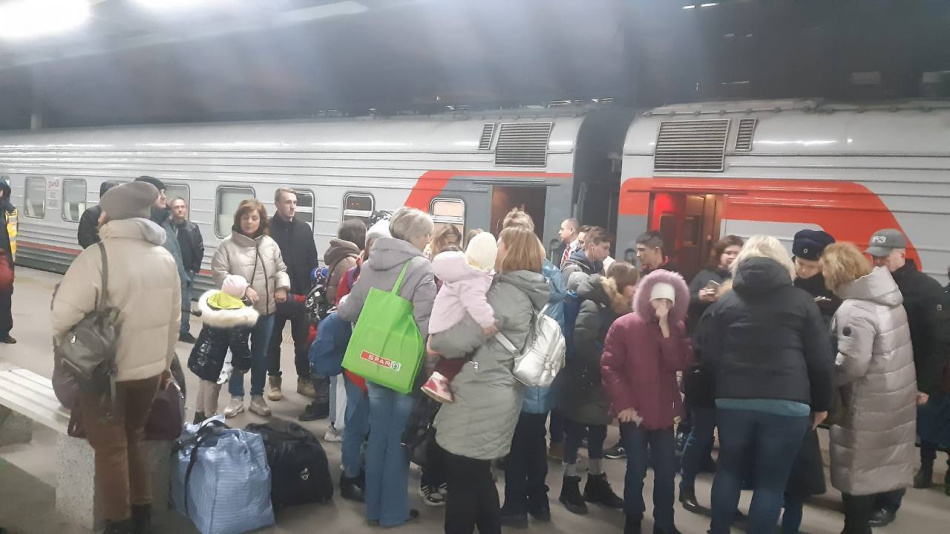 Сироты из детских домов и коррекционных школ Луганска прибыли в Ленобласть в свои новые семьи