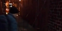 «Либо беги, либо...беги»: в Сети распространилось видео с петербургским подростком, избивающим сверстника палкой