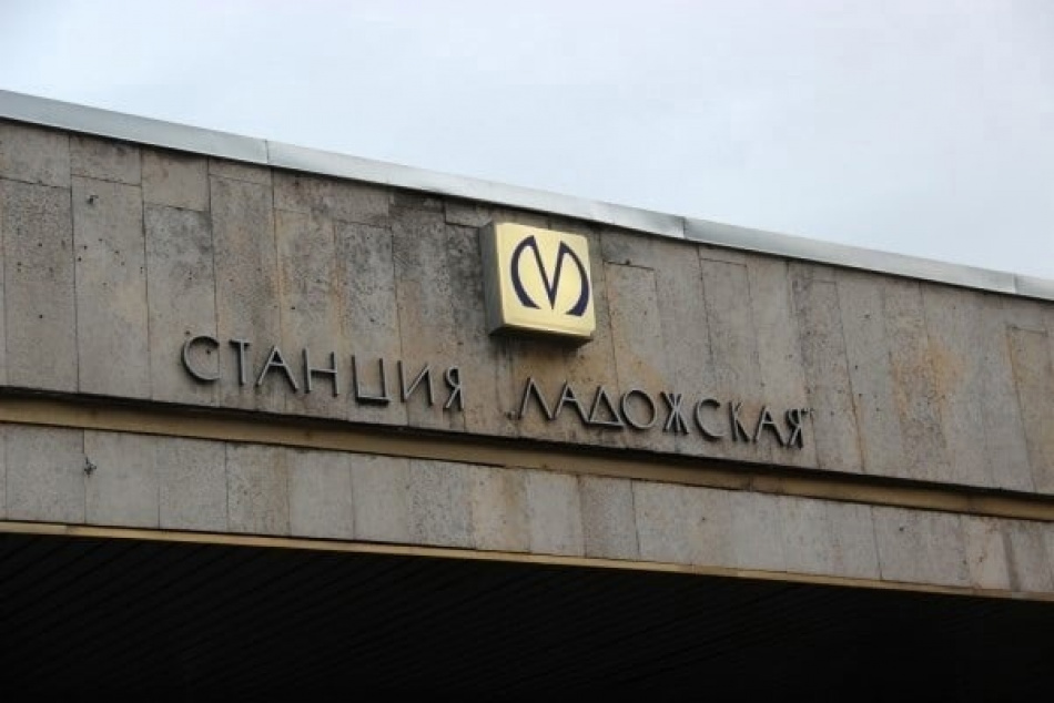 Вход на "Ладожскую" ограничили сегодня утром