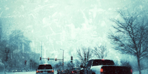 Водителей в Петербурге просят быть внимательными на дорогах из-за сильного снегопада