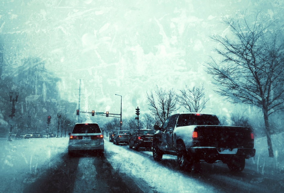 Водителей в Петербурге просят быть внимательными на дорогах из-за снегопада 