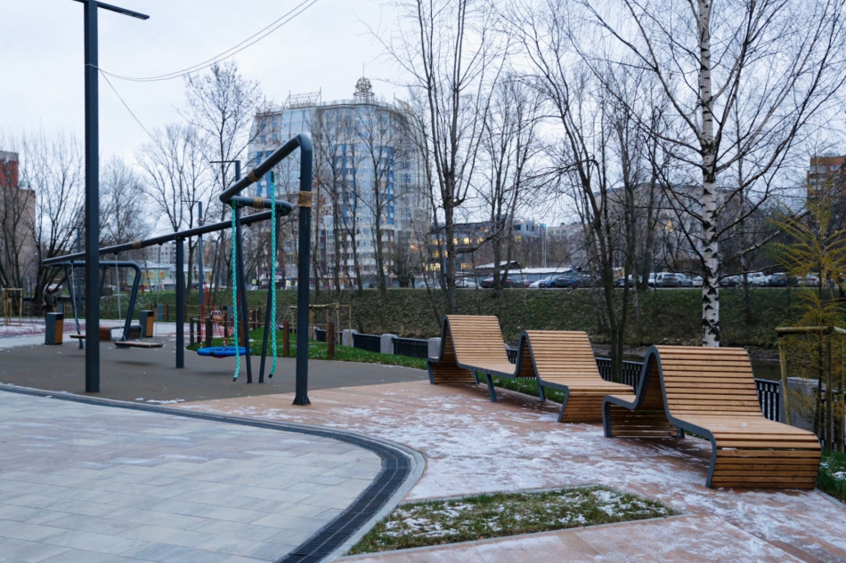 Современное общественное пространство открыли на набережной реки Охты в Петербурге