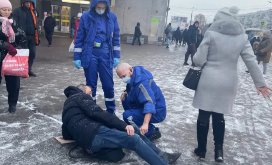 «Будьте внимательны!»: мужчина получил травму при падении из-за гололеда у метро «Улица Дыбенко»