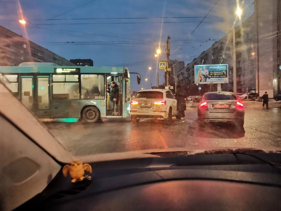 Аварийное утро для лазурных автобусов: сразу четыре ДТП зафиксировали в Петербурге