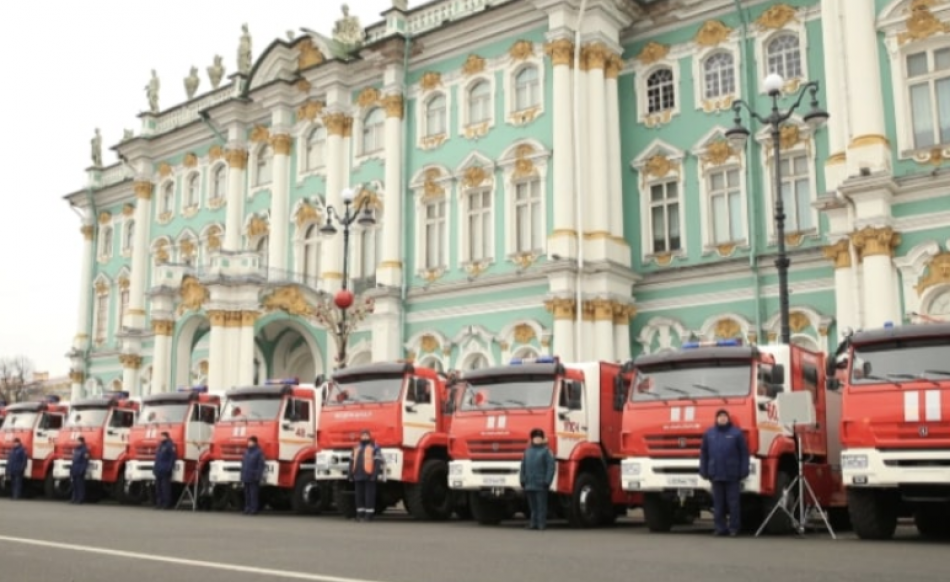 Петербургский пожарный. Смотр техники МЧС на Дворцовой площади. Российские пожарные машины. Пожарная машина Санкт-Петербург. Автопарк МЧС.